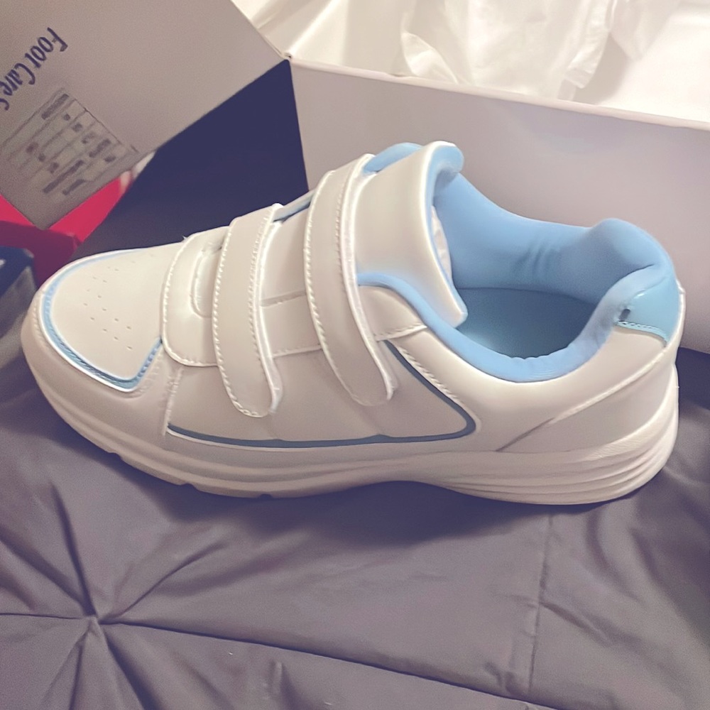 New in Box Dr. Leonard's Women Diabetic Touch Closure Sneaker White Size 10 M